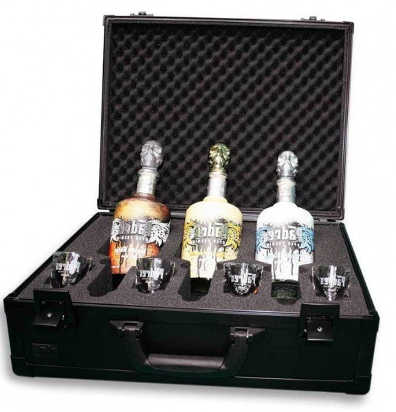 PADRE Azul PRESENTATION CASE with the 3 varieties of Tequila plus 4 shot glasses 3 x 70 cl / 38% Mexico